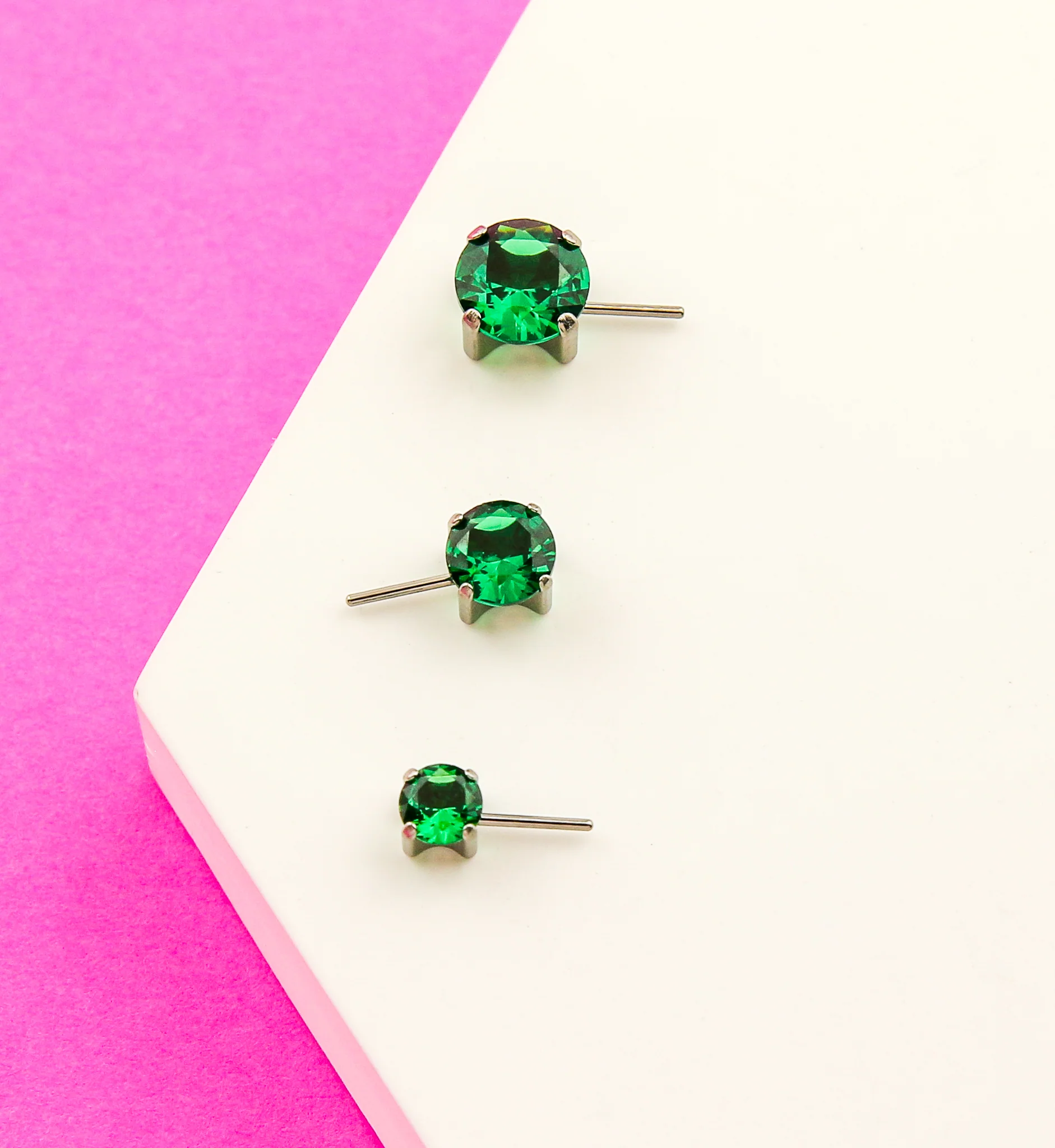 Forward Facing Prong Emerald CZ Titanium Threadless Top - Mrs Treak