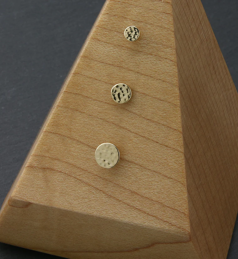 14kt Gold Hammered Round Disc Threadless Top - Mrs Treak