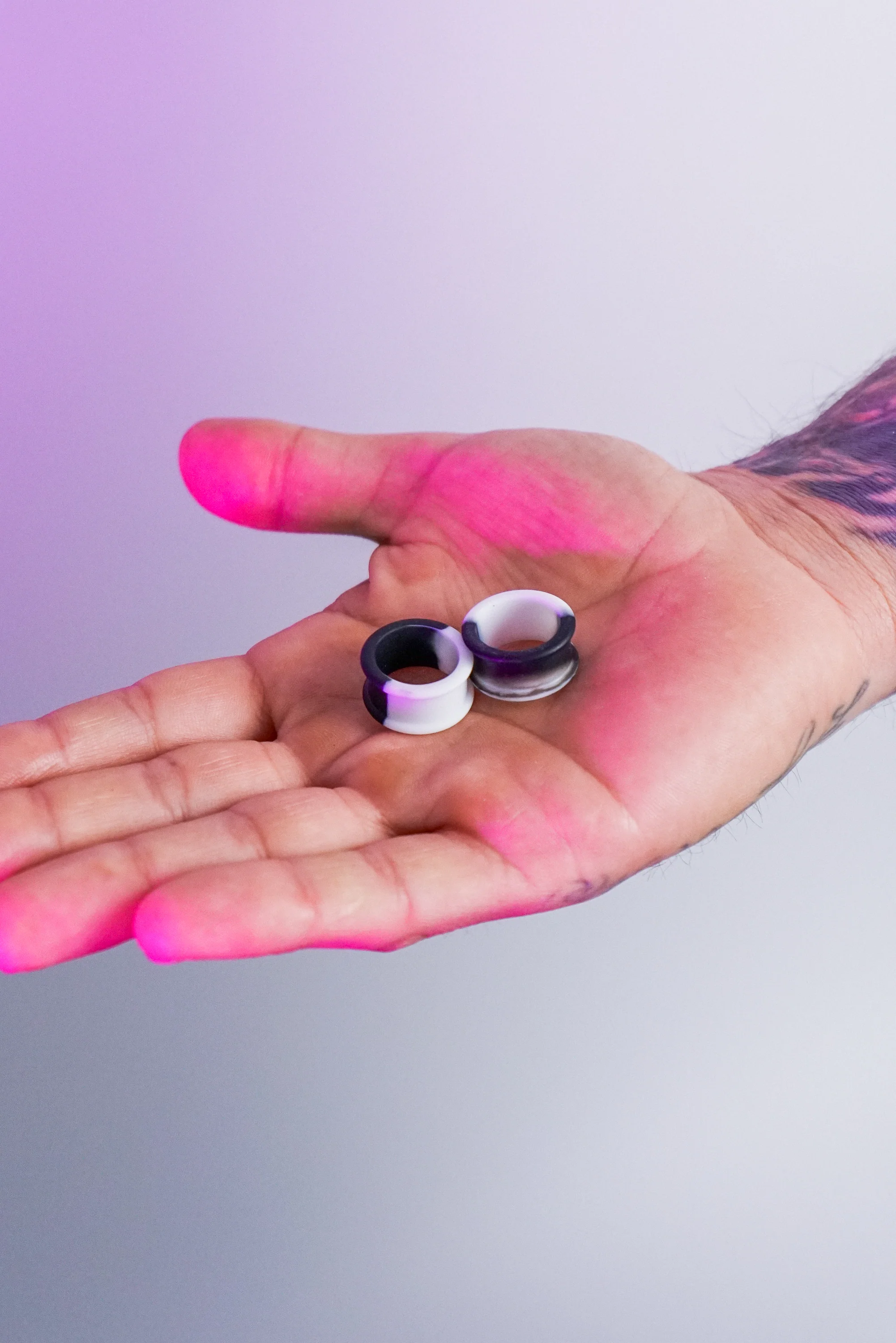 Black And White Double Flare Silicone Tunnel Plugs - Mrs Treak