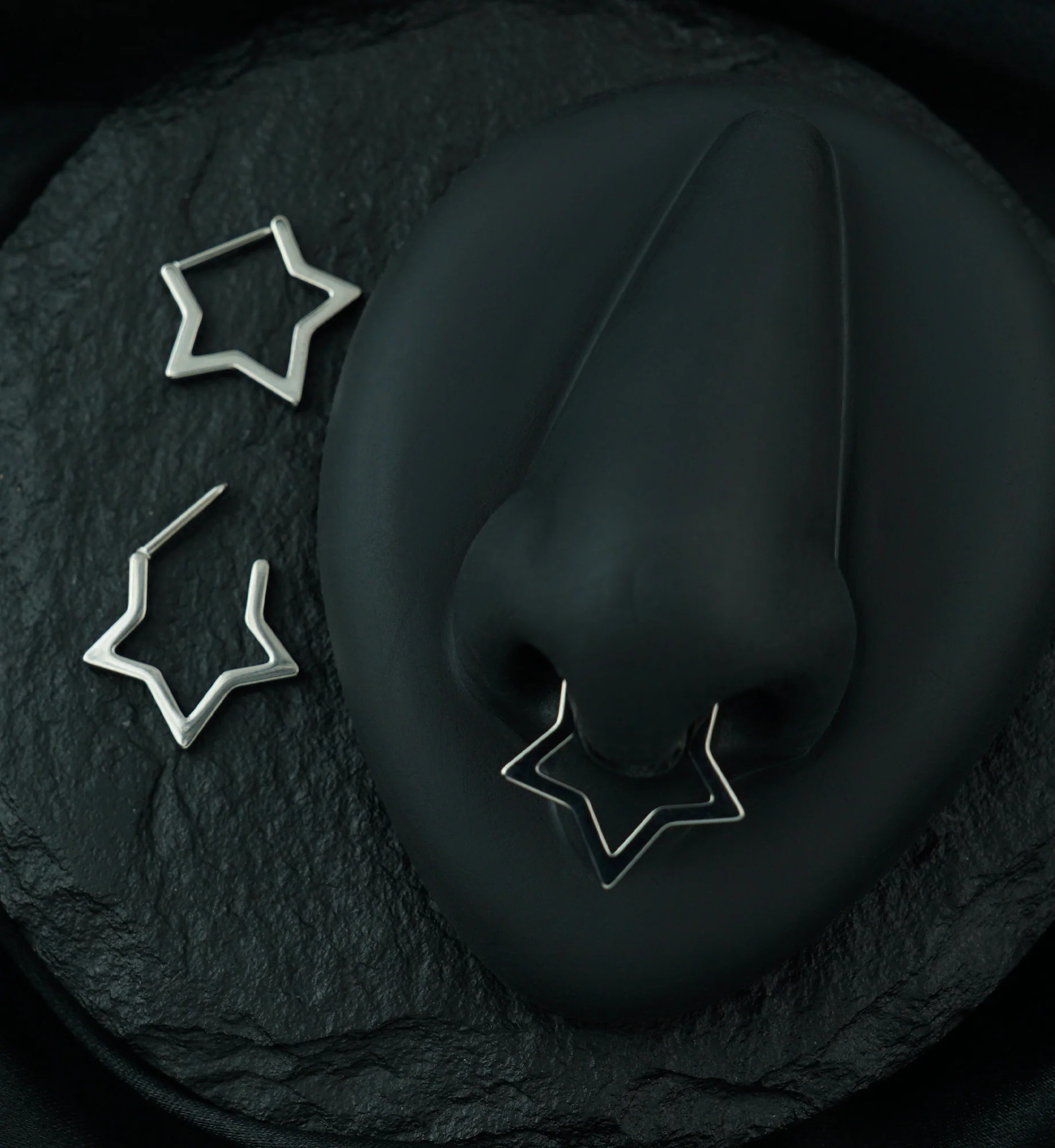 Star Outline Straight Bar Titanium Hinged Segment Ring - Mrs Treak