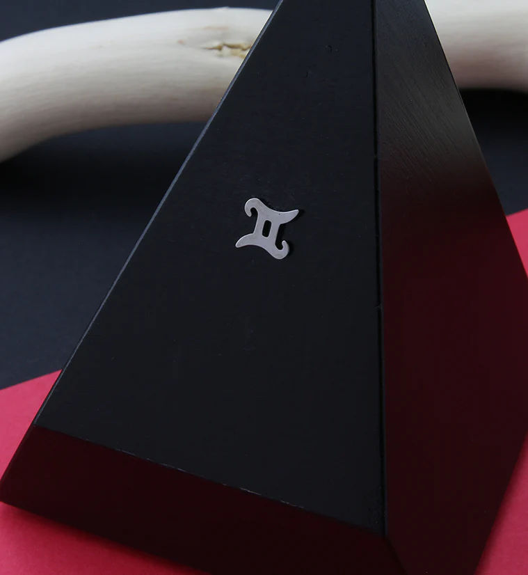 Gemini Zodiac Sign Threadless Titanium Top - Mrs Treak