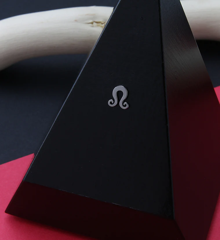 Leo Zodiac Sign Threadless Titanium Top - Mrs Treak