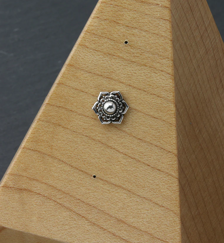 18kt White Gold Ornate Flower Threadless Top - Mrs Treak