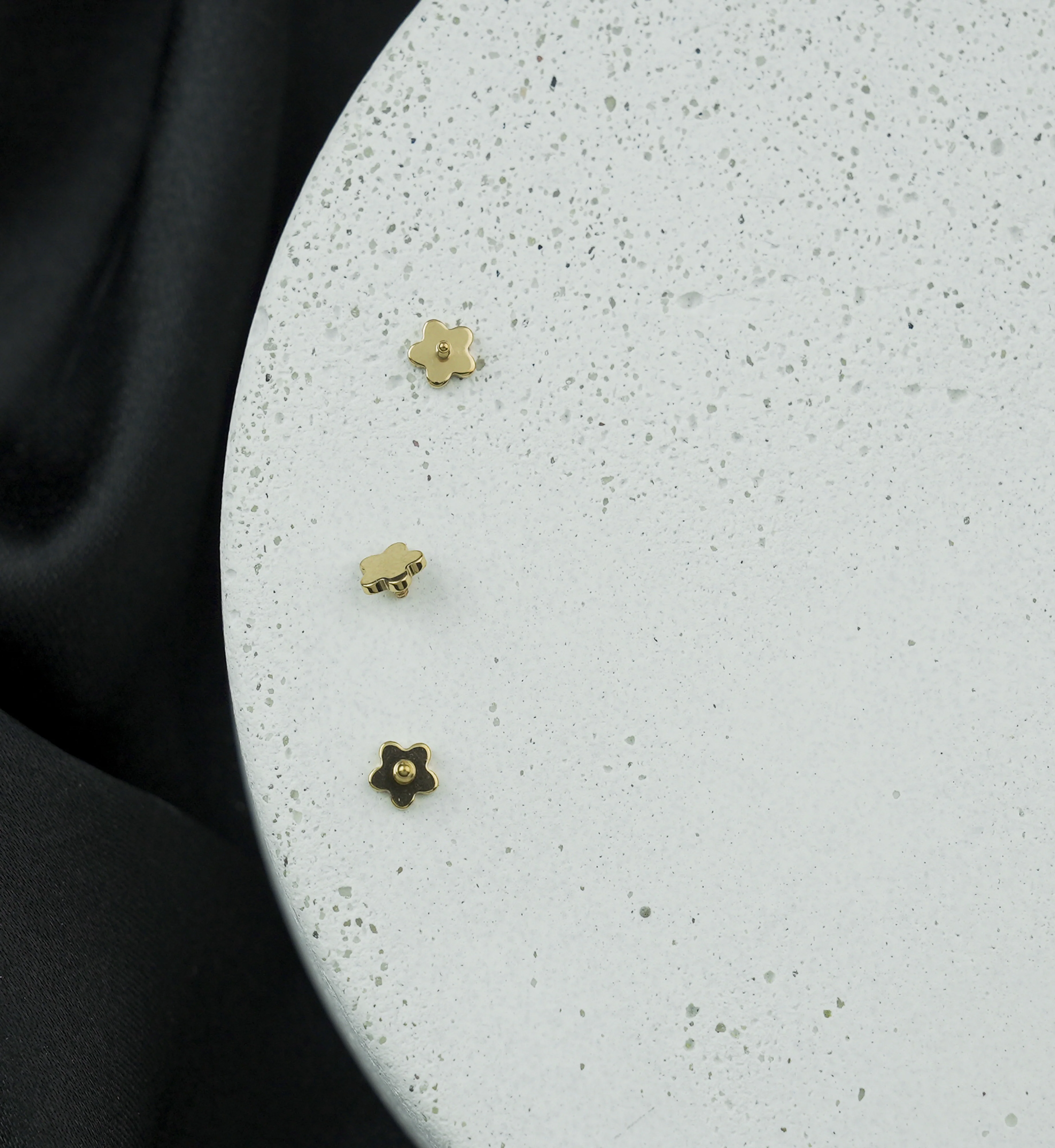 Gold PVD Bubble Flower Titanium Internally Threaded Top - Mrs Treak