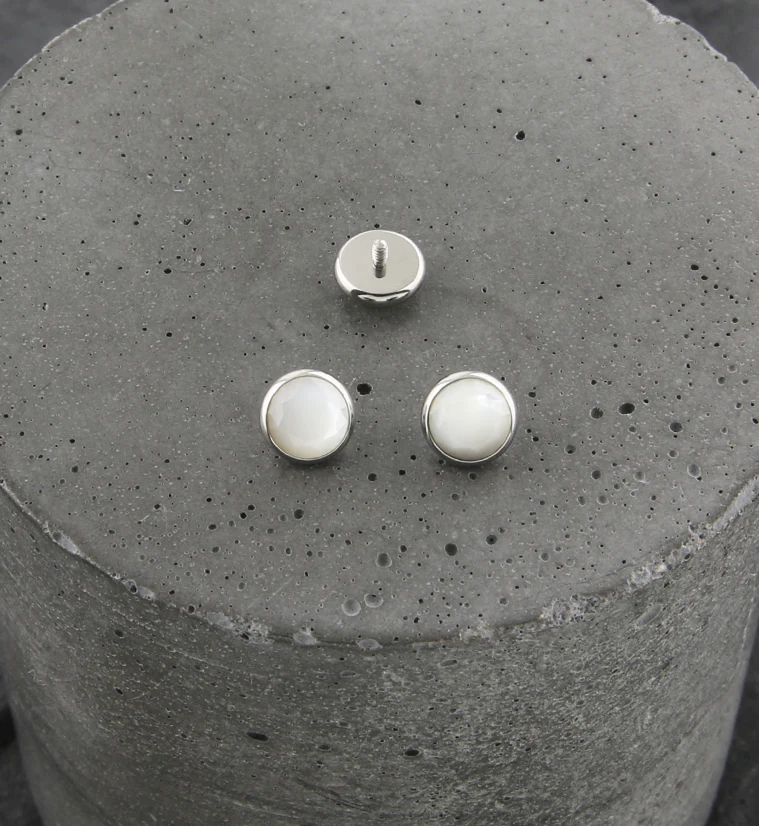 Faceted White MOP Titanium Internally Threaded Top - Mrs Treak